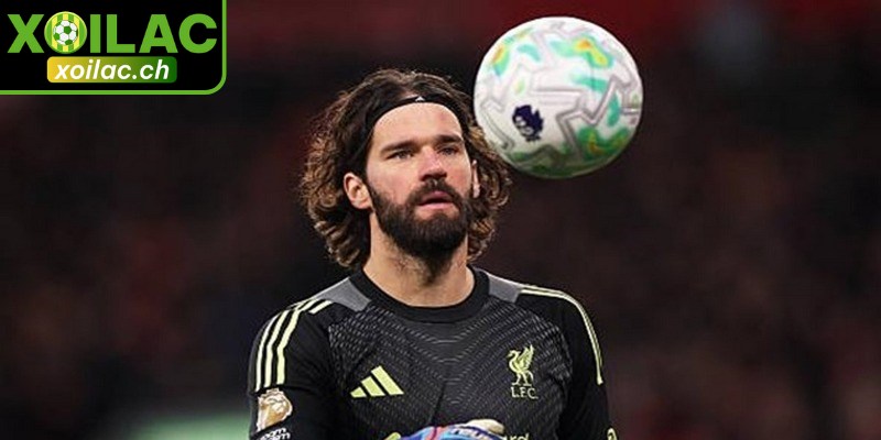 Top 5 Thủ Môn Đáng Xem Nhất Và Những Đôi Bàn Tay Vàng 2 Alisson Becker - Điểm tựa vững chãi của đội hình Liverpool